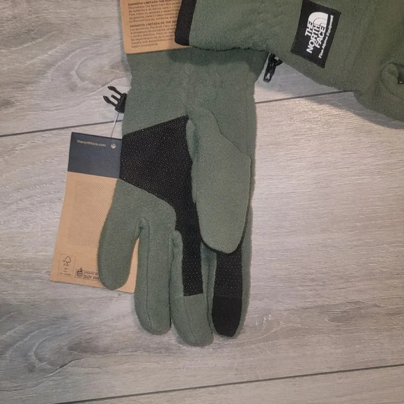 The North Face Etip™ Heavyweight Fleece Glove Size Medium - Picture 8 of 10